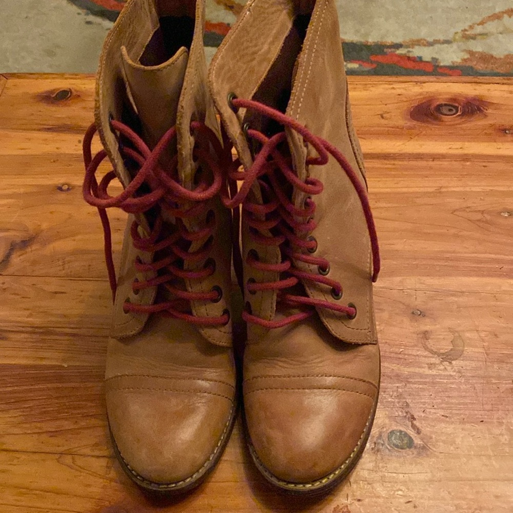 Vince Camuto VESTAS BOOT IN SIZE 6.5 with red laces. Excellent condition
